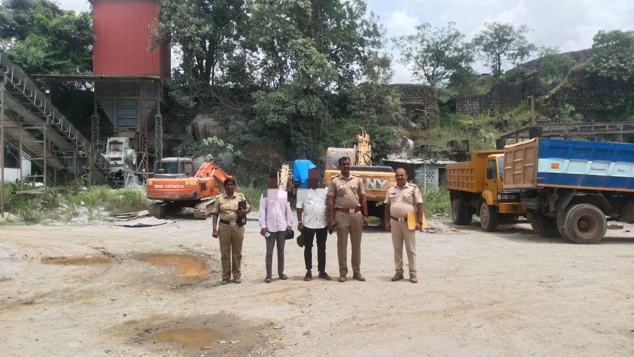 ಕಾರ್ಕಳದಲ್ಲಿ ಅಕ್ರಮ ಕಲ್ಲು ಸಾಗಾಟದ ಅಡ್ಡೆ ಮೇಲೆ ಪೊಲೀಸ್ ದಾಳಿ: 3 ಲಾರಿ, ಹಿಟಾಚಿ ವಶಕ್ಕೆ
