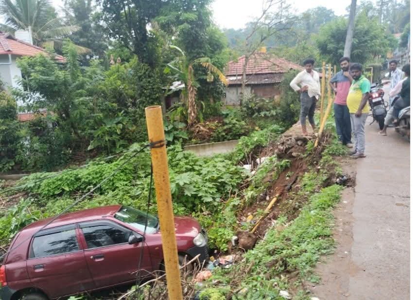 ತಡೆಗೋಡೆ ಇಲ್ಲದೆ ರಸ್ತೆ ಬದಿಗೆ ಉರುಳಿದ ವಾಹನ; ಪ್ರಾಣಾಪಾಯದಿಂದ ಪಾರು