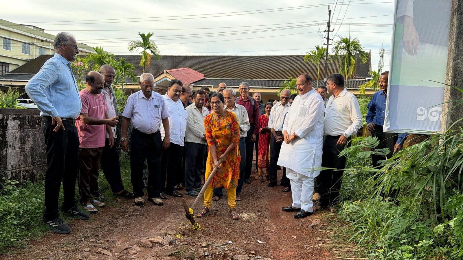 ಶಿರ್ವ ಗ್ರಾಮ ಪಂಚಾಯತ್ ವ್ಯಾಪ್ತಿಯ ಸಾವುದ್ ಅಮ್ಮನವರ ಸಭಾಭವನದ ಎದುರಿನ ರಸ್ತೆ ಕಾಂಕ್ರೀಟ್ ಕರಣಕ್ಕೆ ಶಂಕುಸ್ಥಾಪನೆ