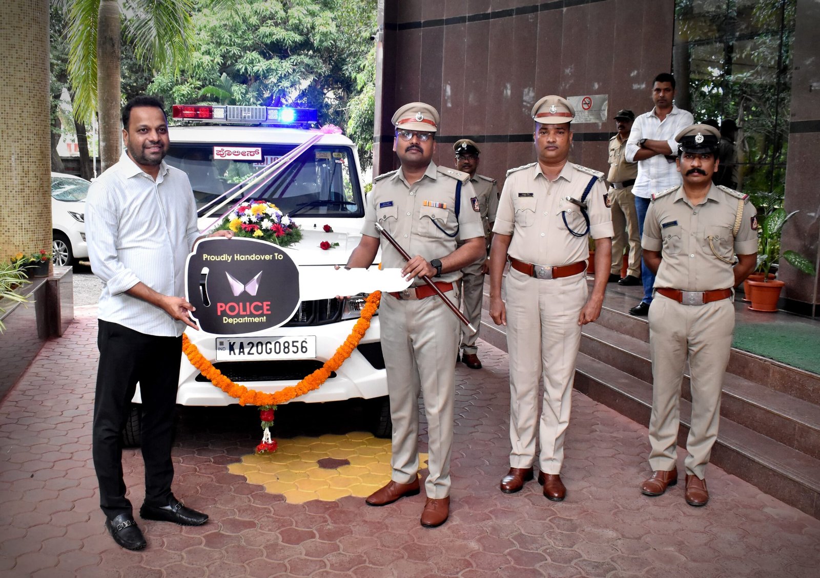 ಉಡುಪಿ ಜಿಲ್ಲಾ ಪೊಲೀಸ್ ಇಲಾಖೆಗೆ CSR ನಿಧಿಯಡಿ ಬೊಲೆರೋ ಜೀಪ್ ದೇಣಿಗೆ: ಕಾಂಚನಾ ಆಟೋಮೊಬೈಲ್ಸ್ ಮಾಲೀಕ ಪ್ರಸಾದ್ ರಾಜ್ ಕಾಂಚನ್ ಅವರಿಂದ ಹಸ್ತಾಂತರ