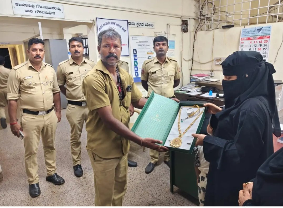 ರಿಕ್ಷಾದಲ್ಲಿ ಬಿಟ್ಟುಹೋದ 48 ಗ್ರಾಂ ಚಿನ್ನದ ನೆಕ್ಲೆಸ್ ವಾಪಸ್ ನೀಡಿ ಪ್ರಾಮಾಣಿಕತೆ ಮೆರೆದ ಚಾಲಕ